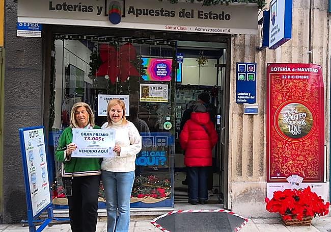 Las responsables de la administración de Santa Clara que han repartido el premio.